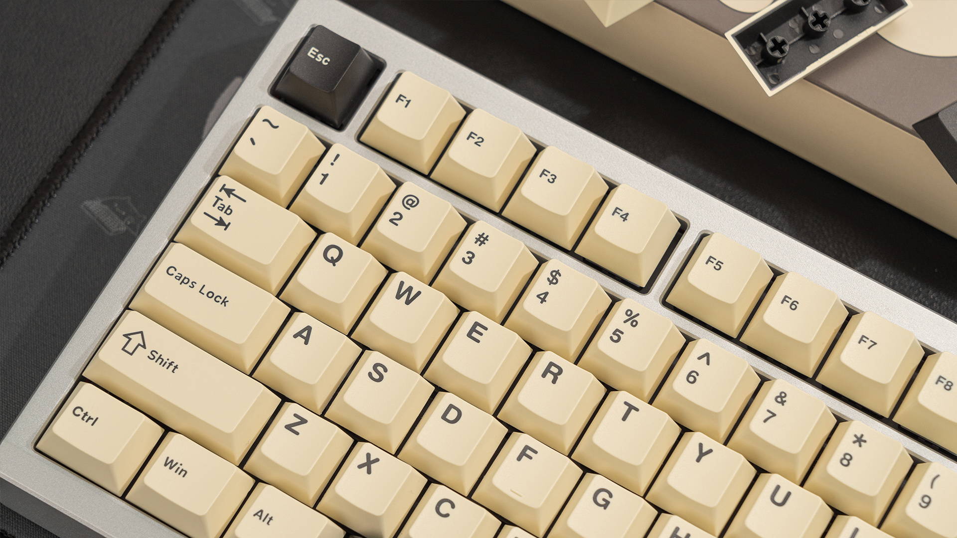 Wuque Studio - Creamy Charcoal Keycaps