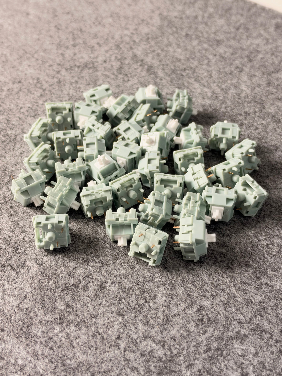 OZO Keyboards OwLab London Fog linear mechanical keyboard switches with pale green polycarbonate housings