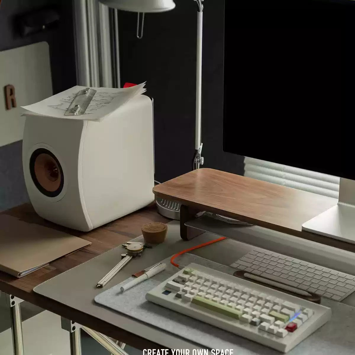 BEESIR - Soporte para monitor de madera maciza (nogal negro y haya) 