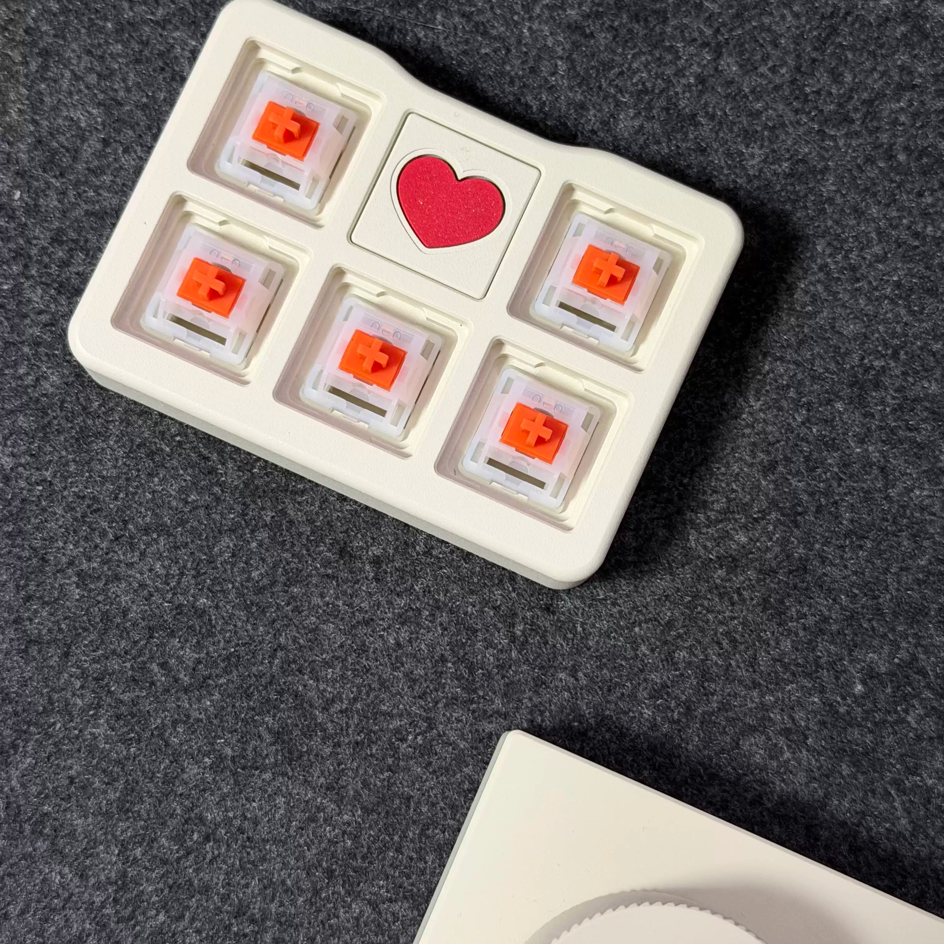 Interruptor lineal ámbar HMX × Evoworks 