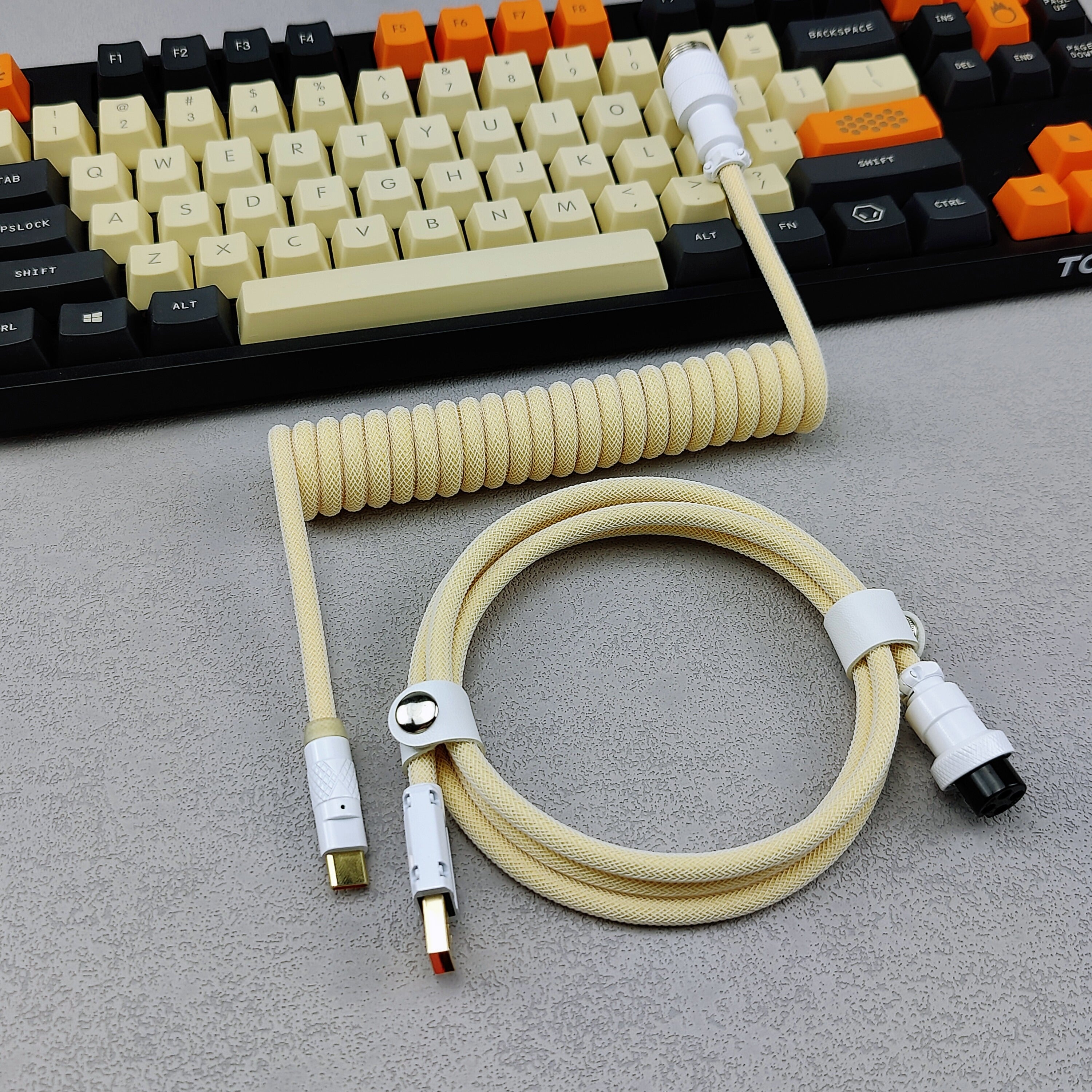 Cable USB a USB-C en espiral de dos tonos OZO para teclados mecánicos