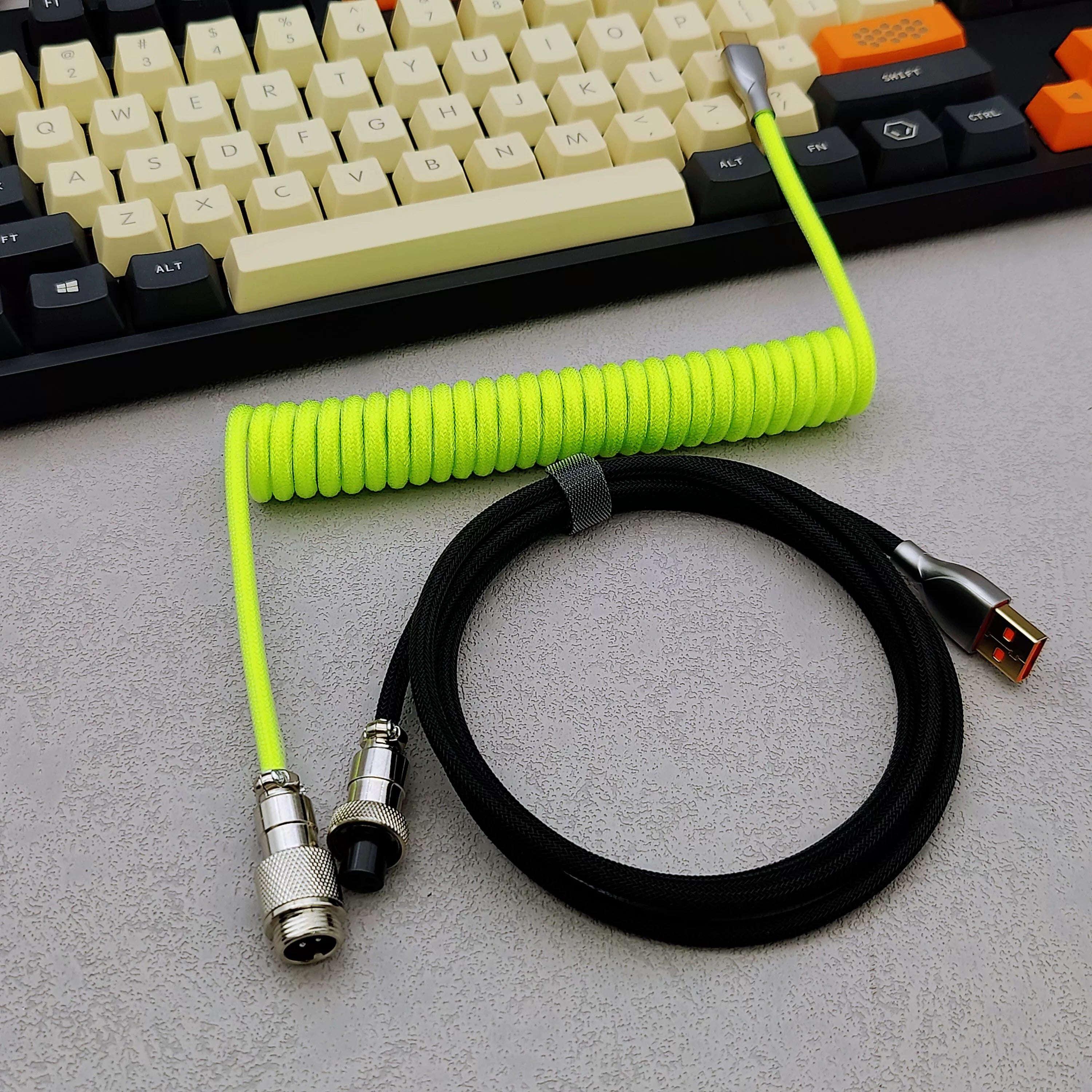 Cable USB-A a USB-C en espiral clásico OZO para teclados mecánicos