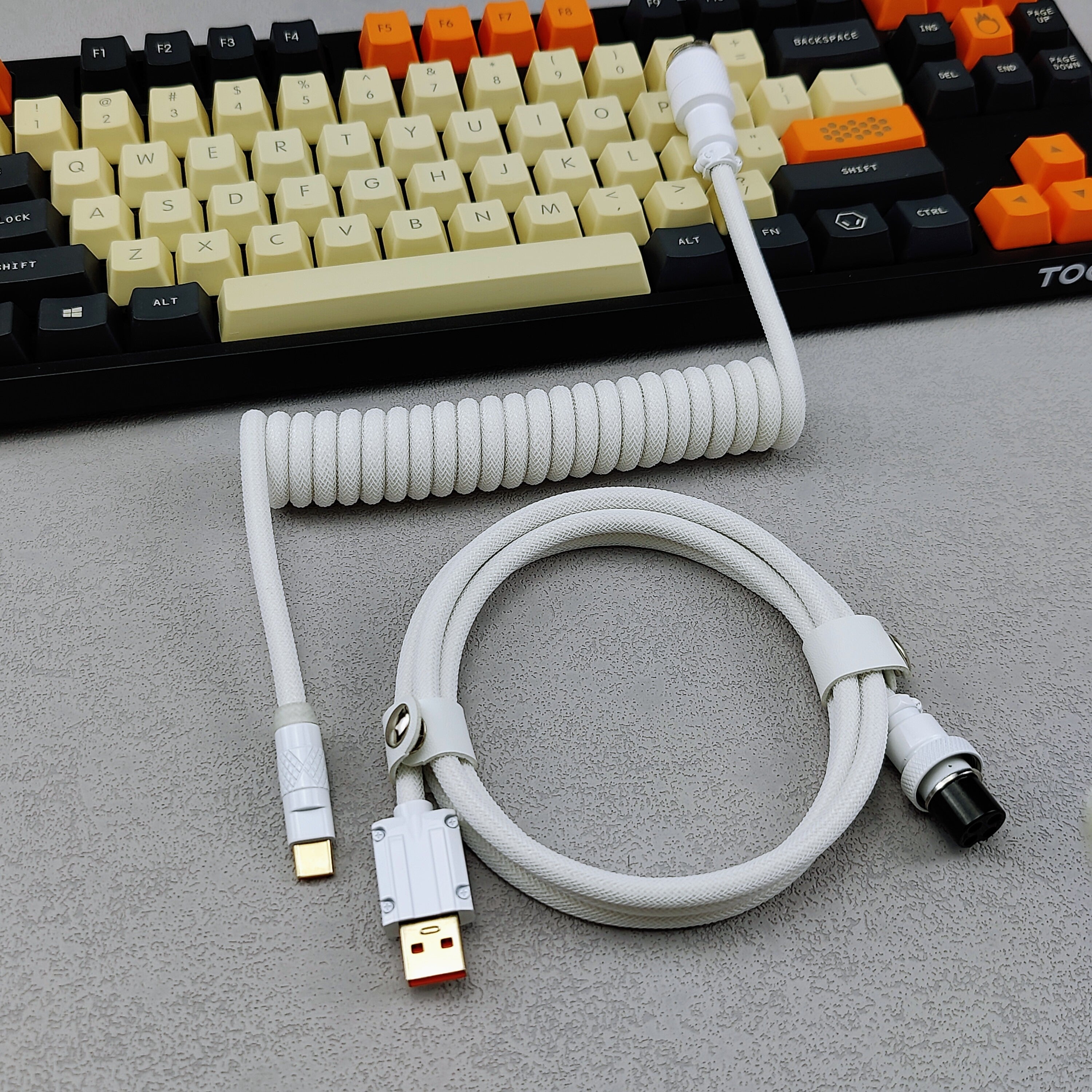 Cable USB a USB-C en espiral de dos tonos OZO para teclados mecánicos