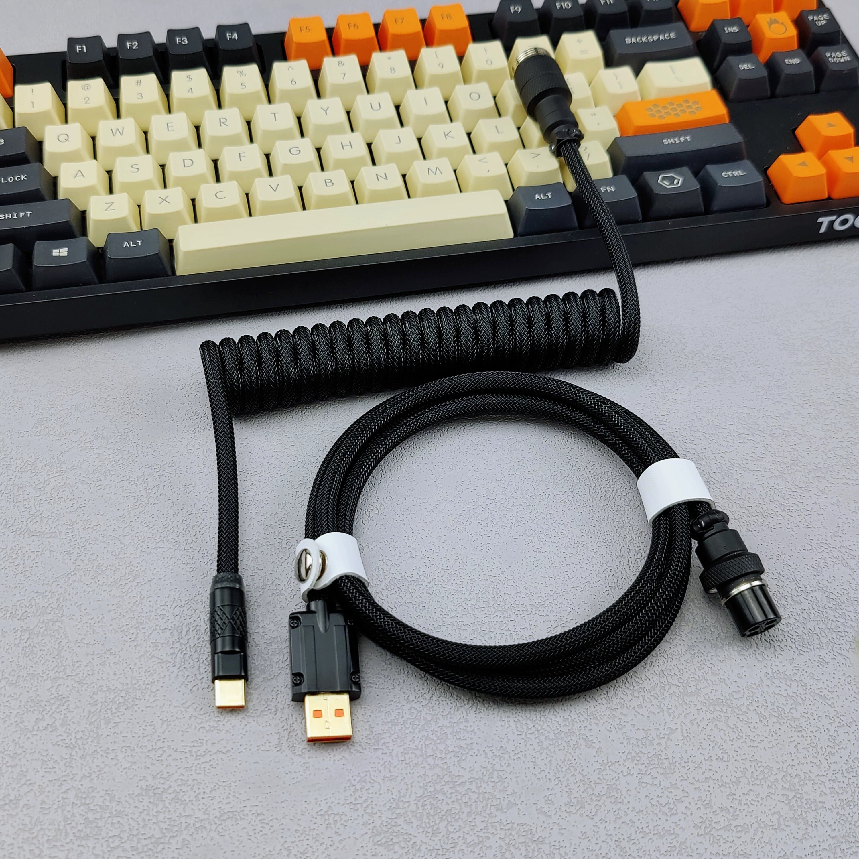 Cable USB a USB-C en espiral de dos tonos OZO para teclados mecánicos