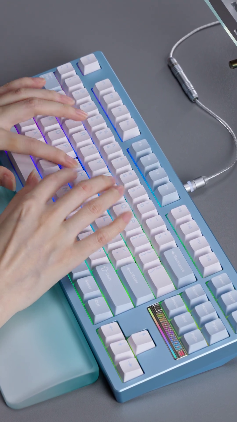 Short unboxing video of Weikav Nut87 keyboard with a sound test in the end.